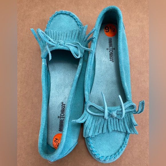 Minnetonka moccasins. NWOT. US 9.5 - Picture 3 of 4